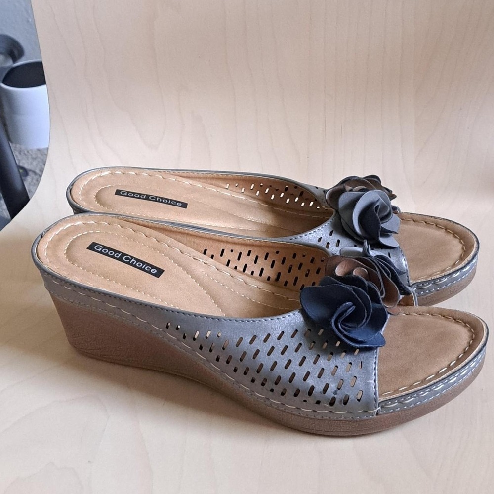 Good Choice Gray Leather Wedge Sandal. Size 9
